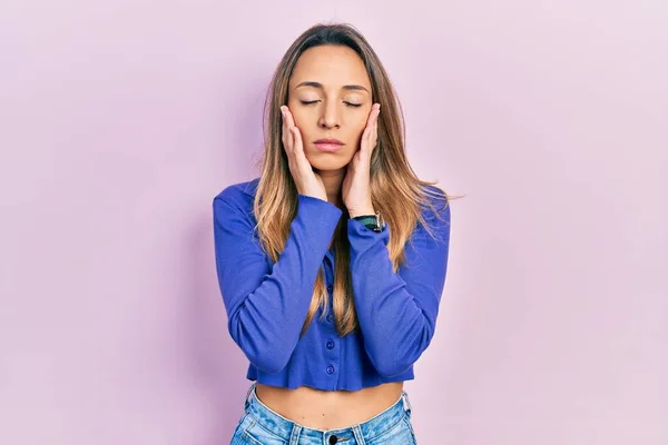 うつ病や悲しみ 動揺や問題のためにイライラをカバーするカジュアルな青いシャツ疲れた手を身に着けている美しいパニック女性 — ストック写真