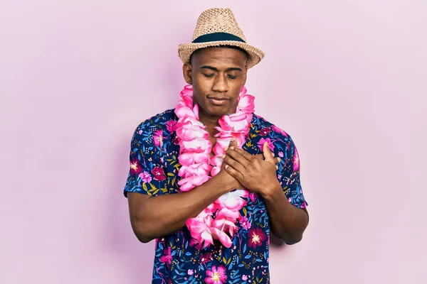 Jeune Homme Noir Portant Chemise Été Lei Hawaïen Souriant Avec — Photo