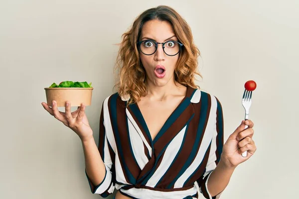 Young Caucasian Woman Wearing Business Clothes Eating Salad Shock Face — Stock Photo, Image