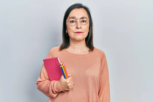 Moyen Age Femme Hispanique Tenant Livre Crayons Couleur Attitude Pensée — Photo