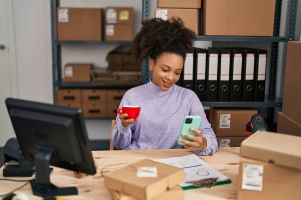 Jong Afrikaans Amerikaans Vrouw Commerce Zakenman Drinken Koffie Met Behulp — Stockfoto