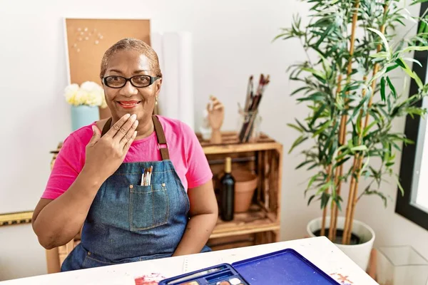 Senior Afrikaanse Amerikaanse Vrouw Communiceren Met Dove Taal Kunst Studio — Stockfoto