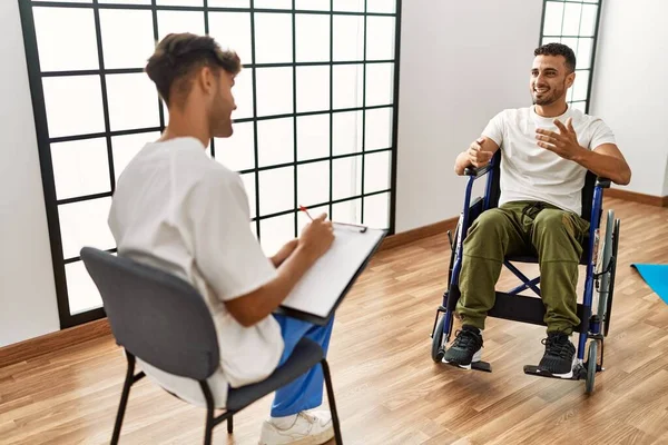 Zwei Hispanische Männer Physiotherapeut Und Patient Rollstuhl Bei Reha Klinik — Stockfoto