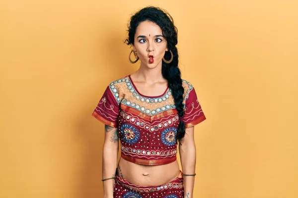 Młoda Kobieta Bindi Bollywoodzkiej Odzieży Robi Rybią Twarz Wargami Szalony — Zdjęcie stockowe