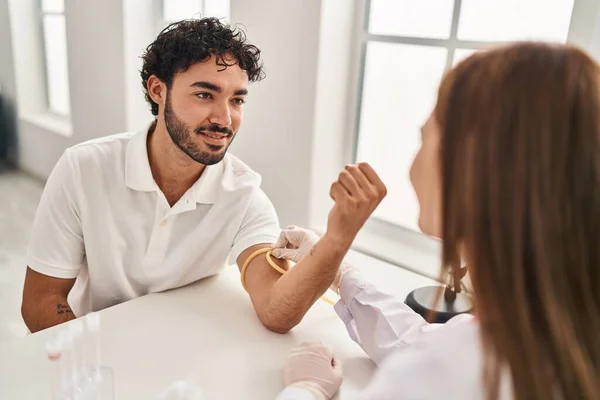 Orvosi Egyenruhát Viselő Férfi Vérvizsgálattal Klinikán — Stock Fotó