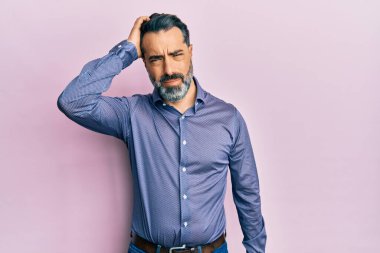 Sakallı, gri saçlı, iş kıyafetleri giyen orta yaşlı bir adam soru sorup şaşırıyor. Şüpheyle kararsız, kafa kafaya düşünerek. Düşünceli kavram. 