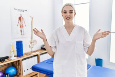 Ağrı kesici kliniğinde çalışan beyaz bir kadın gülümseyerek yardım eli uzatıyor ve kabul ediyor.. 