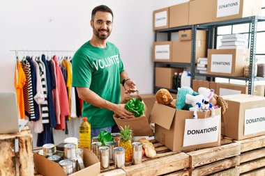 Gönüllü olarak hayır kurumunda çalışan İspanyol asıllı genç adam.