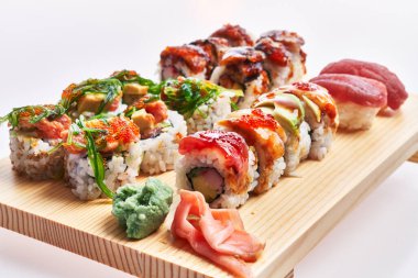  Suşi tahtası beyaz arka planda izole edilmiş.