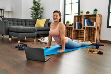 Evde esneme dersleri aldığından emin bir şekilde gülümseyen genç kadın.