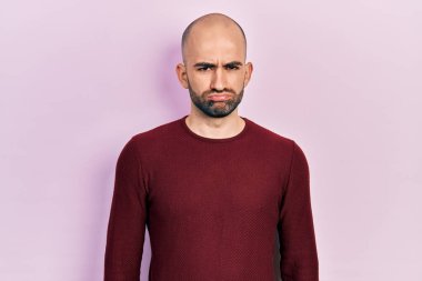 Depresyonda ve endişeli, sinirli ve korkmuş genç kel bir adam. hüzünlü ifade. 