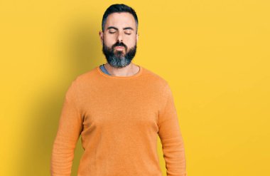 Sakallı, sıradan bir kazak giyen İspanyol bir adam canlı yayında öpüşürken kameraya bakıyor. Güzel ve seksi. aşk ifadesi. 