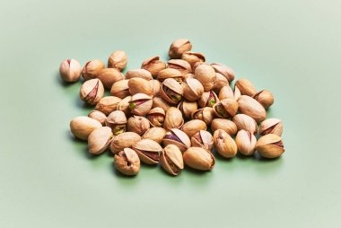  Yeşil arka planda bir sürü fıstık.