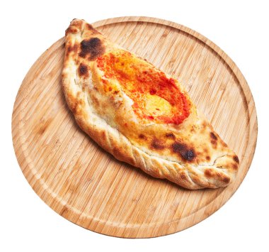  Tahta tabakta tek calzone italyan pizzası. Beyaz arka planda izole edilmiş.