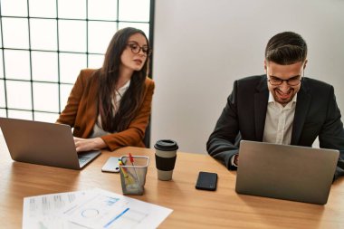 Ofiste çalışan ve casusluk yapan İspanyol iş adamı..