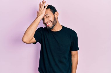 Sıradan siyah tişört giyen İspanyol sakallı bir adam hata için elleri kafasında şaşırdı. Hatayı hatırla. Unuttum, kötü hafıza kavramı. 