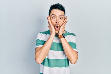 Günlük kıyafetler giyen genç İspanyol adam korkmuş ve şok olmuş, şaşırmış ve şaşırmış bir yüz ifadesi takınmıştı. 