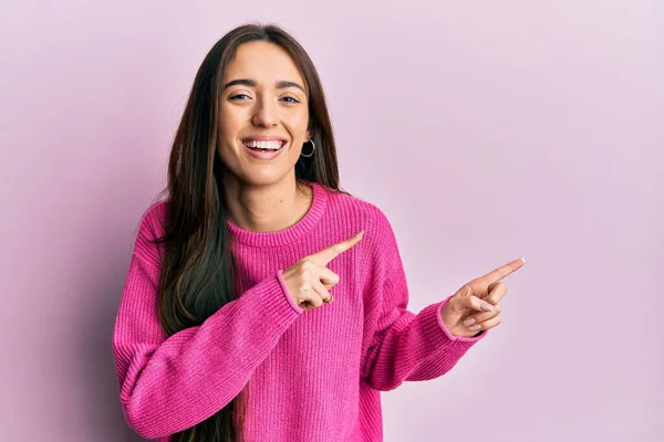 Jong Latino Meisje Wijzen Met Vingers Naar Zijkant Glimlachen Hard — Stockfoto
