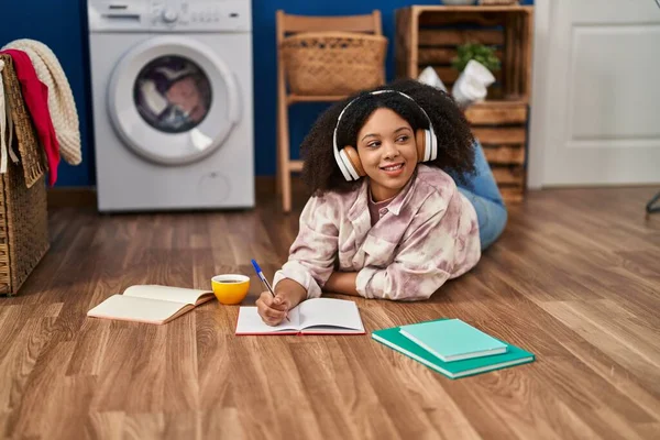 Ung Afrikansk Amerikansk Kvinna Väntar Tvättmaskin Studerar Vid Tvätt — Stockfoto