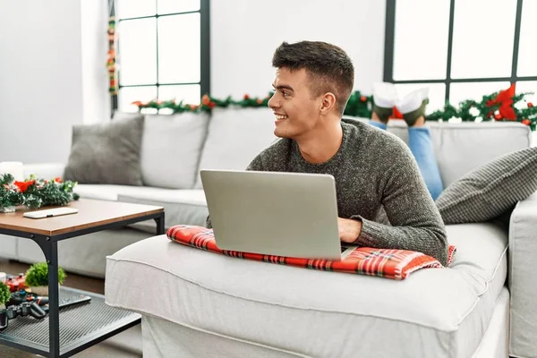 Junger Hispanischer Mann Mit Laptop Hause Auf Sofa Liegend — Stockfoto