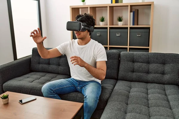 Jovem Hispânico Brincando Com Óculos Realidade Virtual Sentado Sofá Casa — Fotografia de Stock