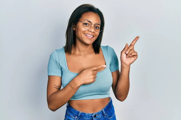 Jovem Afro Americana Vestindo Roupas Casuais Sorrindo Olhando Para Câmera — Fotografia de Stock