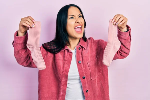 Mooie Latino Vrouw Met Neus Piercing Houden Sokken Boos Gek — Stockfoto