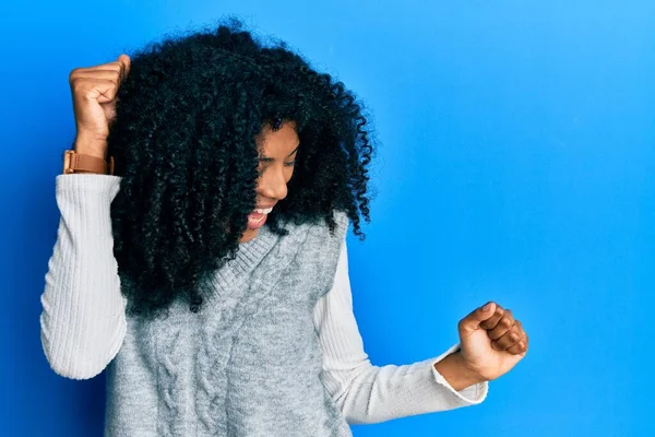 Африканская Американка Афро Волосами Случайном Зимнем Свитере Танцует Счастливой Веселой — стоковое фото