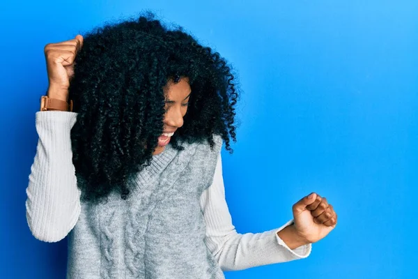 Mulher Afro Americana Com Cabelo Afro Vestindo Camisola Inverno Casual — Fotografia de Stock