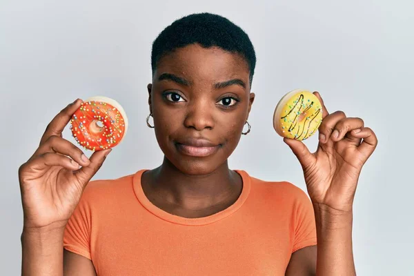 Junge Afrikanisch Amerikanische Frau Mit Leckeren Bunten Krapfen Auf Den — Stockfoto