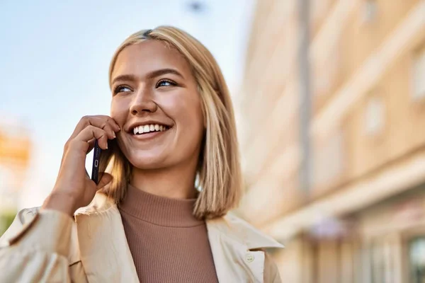 Young Blonde Girl Smiling Happy Talking Smartphone City — ストック写真