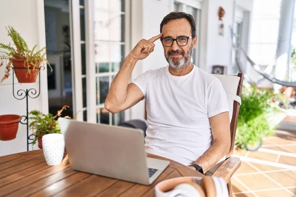 Hombre Mediana Edad Usando Computadora Portátil Casa Sonriendo Apuntando Cabeza —  Fotos de Stock