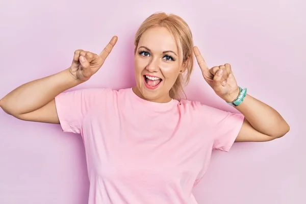 Jonge Blonde Vrouw Draagt Casual Roze Shirt Glimlachen Verbaasd Verrast — Stockfoto