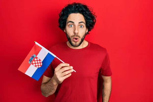 Hezký Hispánec Držící Chorvatskou Vlajku Vyděšený Ohromený Otevřenými Ústy Pro — Stock fotografie