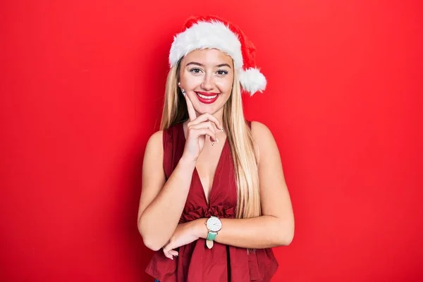 Ung Blond Flicka Bär Jul Hatt Ser Säker Kameran Med — Stockfoto