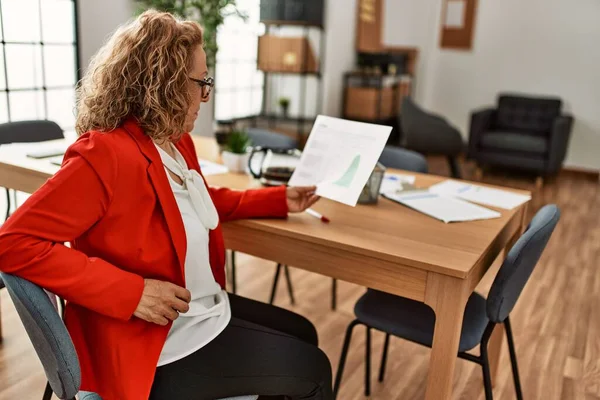 Mujer Negocios Caucásica Mediana Edad Que Trabaja Oficina —  Fotos de Stock