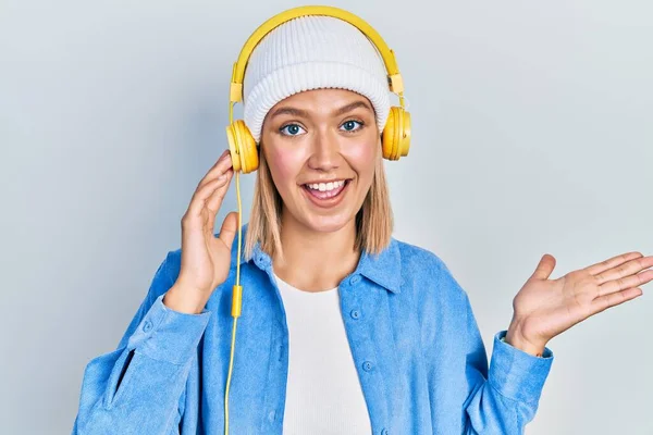 Όμορφη Ξανθιά Γυναίκα Ακούγοντας Μουσική Χρησιμοποιώντας Ακουστικά Γιορτάζει Επίτευγμα Ευτυχισμένο — Φωτογραφία Αρχείου