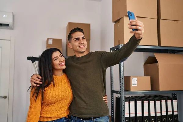 Man Woman Ecommerce Business Workers Make Selfie Smartphone Ecommerce Office — Stock Photo, Image