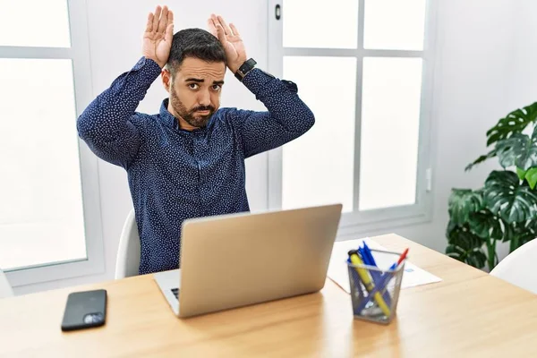 Joven Hombre Hispano Con Barba Trabajando Oficina Con Portátil Haciendo —  Fotos de Stock