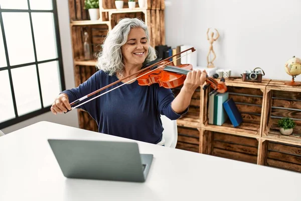 Μέση Ηλικία Γκρίζα Μαλλιά Γυναίκα Παίζει Online Βιολί Συναυλία Στο — Φωτογραφία Αρχείου