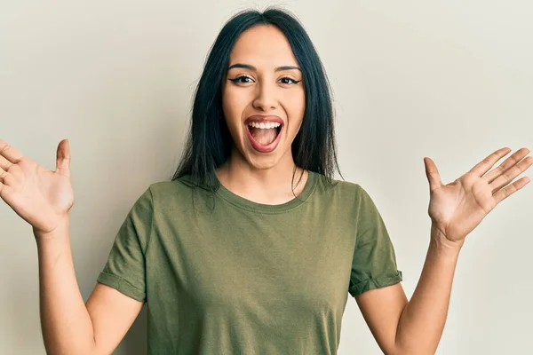 Junge Hispanische Mädchen Lässigem Shirt Feiern Verrückt Und Erstaunt Für — Stockfoto