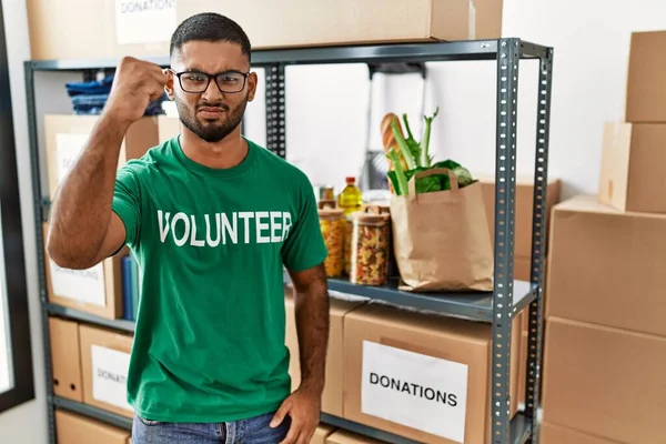 Joven Indio Voluntario Sosteniendo Donaciones Caja Enojado Loco Levantando Puño — Foto de Stock