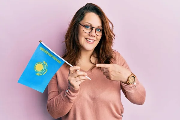 Jovem Caucasiana Segurando Bandeira Cazaquistão Sorrindo Feliz Apontando Com Mão — Fotografia de Stock