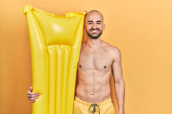 Joven Hombre Calvo Con Traje Baño Celebración Flotador Colchón Verano — Foto de Stock