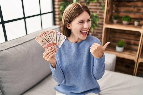 Jong Brunette Vrouw Holding Colombian Pesos Wijzen Duim Naar Zijkant — Stockfoto