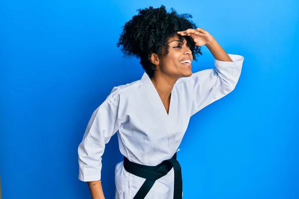 Afro Amerikaanse Vrouw Met Afro Haar Draagt Karate Kimono Zwarte — Stockfoto