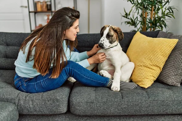 Giovane Donna Che Abbraccia Cane Seduto Sul Divano Casa — Foto Stock