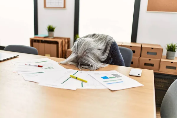Grauhaarige Frau Mittleren Alters Gestresst Mit Kopf Auf Tisch Büro — Stockfoto