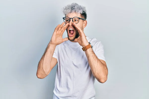 Modern Boyalı Saçlı Beyaz Tişörtlü Gözlüklü Genç Spanyol Adam Elleri — Stok fotoğraf