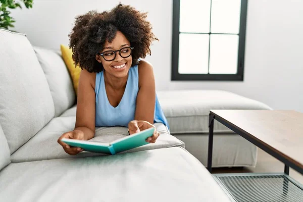 Joven Mujer Afroamericana Sonriendo Libro Lectura Segura Casa —  Fotos de Stock